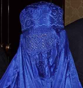 Purtarea valului islamic in public interzis in Franta